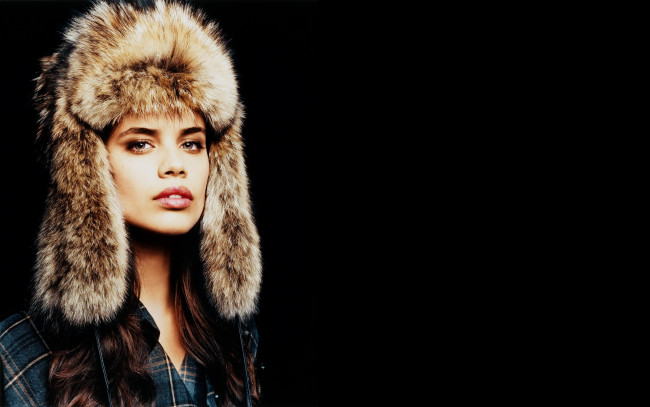 Обои картинки фото девушки, sara sampaio, sara, sampaio, модель, взгляд, шапка, рубашка, ушанка, мех