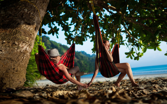 Обои картинки фото разное, мужчина женщина, дерево, отдых, море, песок, парень, девушка, гамаки