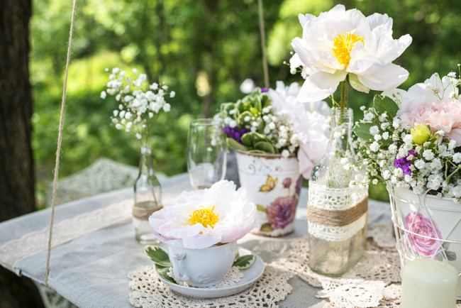 Обои картинки фото цветы, букеты,  композиции, гипсофила, стиль, винтаж, салфетки, пионы, весна, чашки