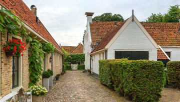 Картинка города -+улицы +площади +набережные брусчатка герань улица