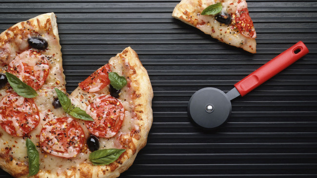 Обои картинки фото еда, пицца, кусок, нож