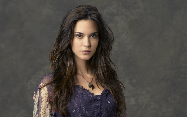 Обои картинки фото odette yustman, девушки, кулон, блузка, шатенка, odette, yustman