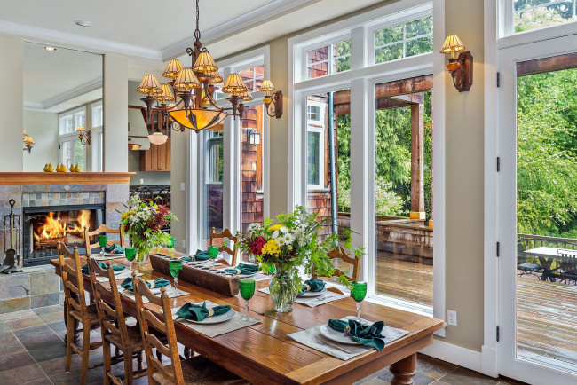 Обои картинки фото интерьер, столовая, букеты, камин, сервировка, люстра