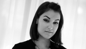 Картинка девушки sasha+grey+ marina+ann+hantzis черно-белая лицо улыбка