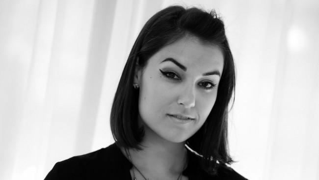 Обои картинки фото девушки, sasha grey , marina ann hantzis, черно-белая, лицо, улыбка