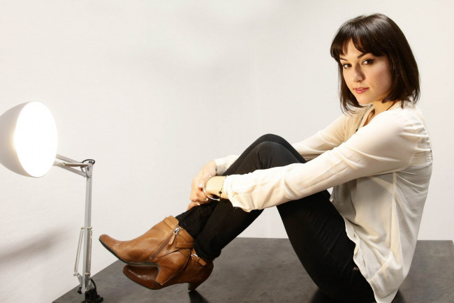 Обои картинки фото девушки, sasha grey , marina ann hantzis, брюнетка, рубашка, брюки, ботинки, лампа
