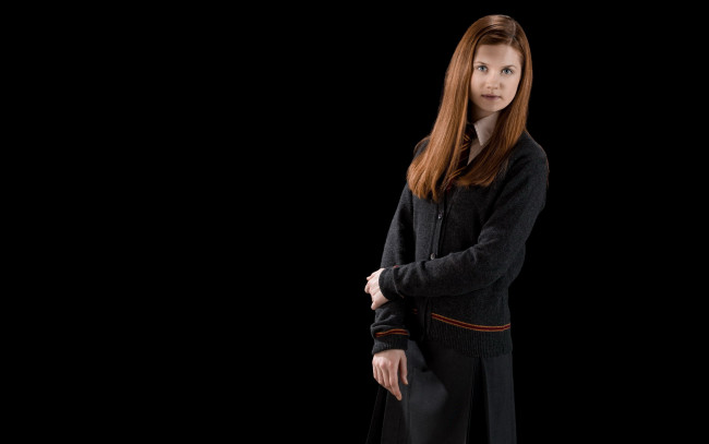 Обои картинки фото кино фильмы, harry potter and the half-blood prince, джинни, уизли, девочка, форма