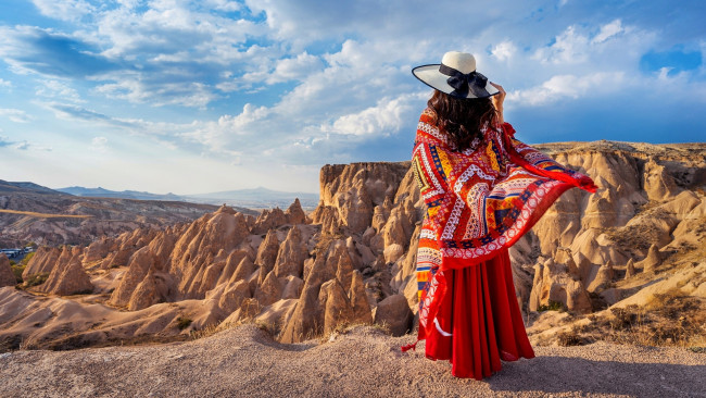 Обои картинки фото девушки, - брюнетки,  шатенки, горы, брюнетка, шляпа