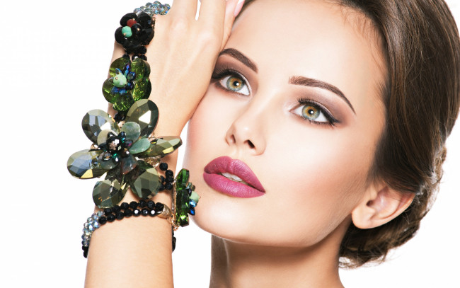 Обои картинки фото девушки, - лица,  портреты, брюнетка, макияж, браслет