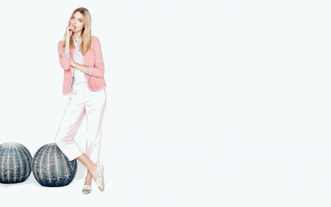 Обои картинки фото девушки, martha hunt, модель, блондинка, жакет, брюки, мячи, кактусы