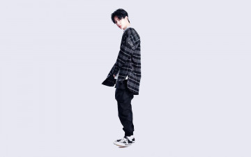 Картинка мужчины wang+yi+bo актер рубашка кроссовки