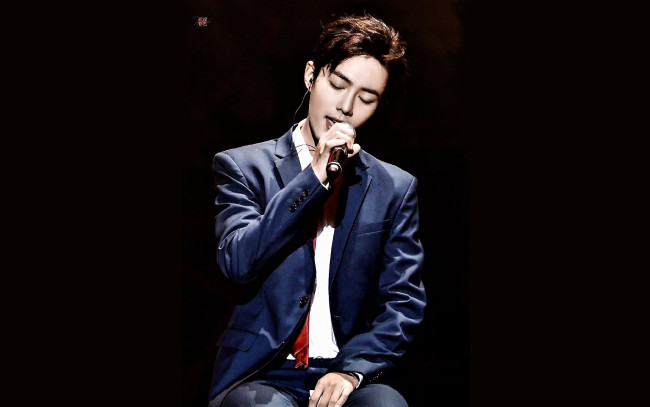 Обои картинки фото мужчины, xiao zhan, актер, певец, микрофон, пиджак