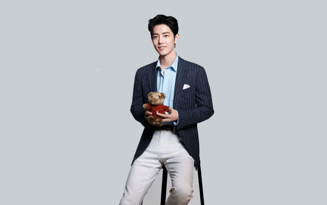 Обои картинки фото мужчины, xiao zhan, актер, пиджак, игрушка, табурет