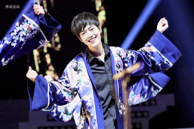 Обои картинки фото мужчины, xiao zhan, актер, халат, рубашка, сцена