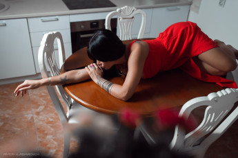 Картинка бестия девушки -+брюнетки +шатенки девушка женщина брюнетка темноволосая сексуальная модель звезда позирует разная обувь верхняя стильная одежда нижнее эротическое бельё трусы лифчик колготки чулки аксессуары макияж и множество элементов на фотографии