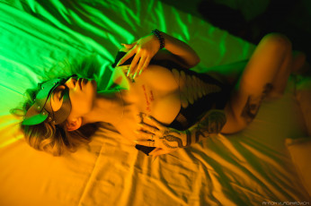 Картинка бестия девушки -+брюнетки +шатенки девушка женщина шатенка темноволосая сексуальная модель звезда позирует разная обувь верхняя стильная одежда нижнее эротическое бельё трусы лифчик колготки чулки аксессуары макияж и множество элементов на фотографии