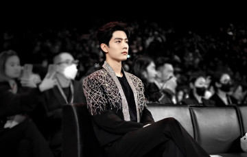 Картинка мужчины xiao+zhan ряды зал люди актер костюм