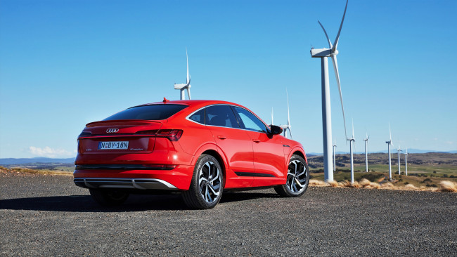 Обои картинки фото audi e-tron 50 quattro sportback s line, автомобили, audi, красный, ветрогенераторы
