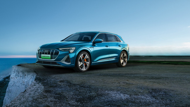 Обои картинки фото audi e-tron 55 quattro s line, автомобили, audi, голубой, обрыв, море