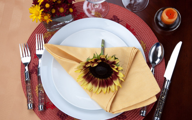 Обои картинки фото интерьер, декор,  отделка,  сервировка, свеча, букет, приборы, подсолнух