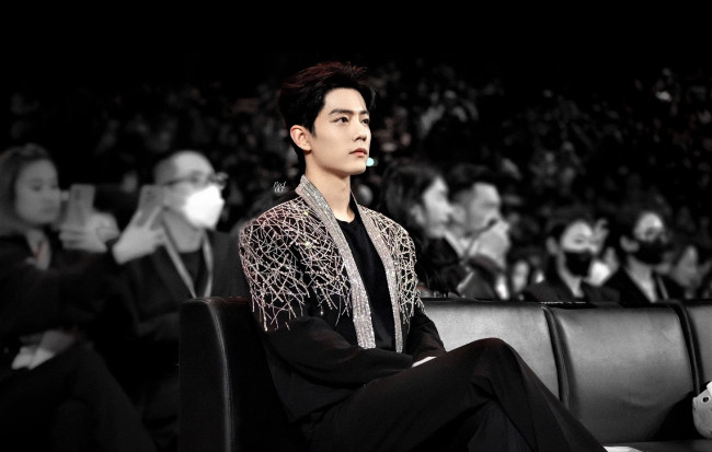 Обои картинки фото мужчины, xiao zhan, ряды, зал, люди, актер, костюм
