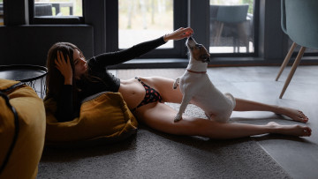 Картинка девушка+секси девушки -+брюнетки +шатенки позирует фигурка ножки грудь секси трусики на полу играет с собакой