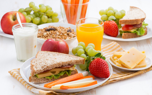 Обои картинки фото еда, разное, завтрак, сэндвич, хлопья, сок, виноград, клубника