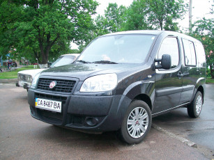 Картинка автомобили выставки уличные фото