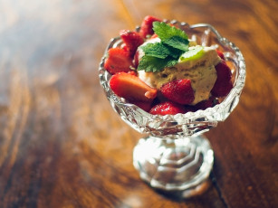 Картинка еда мороженое десерты клубника крем ягоды мята креманка десерт