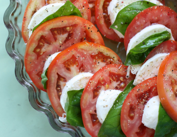 Обои картинки фото салат, капрезе, еда, салаты, закуски, помидоры, моцарелла, базилик