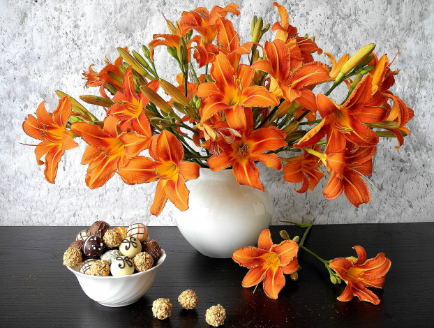 Обои картинки фото еда, конфеты, шоколад, сладости, букет, лилейник