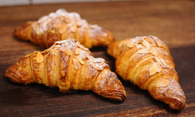 Обои картинки фото еда, хлеб, выпечка, круассаны, миндаль
