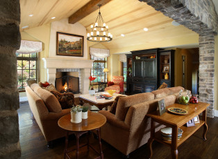 Картинка интерьер гостиная стол люстра диван