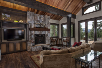 Картинка интерьер гостиная камин диван