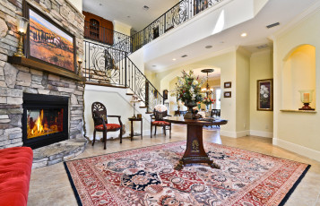 Картинка интерьер холлы +лестницы +корридоры букет камин ковер