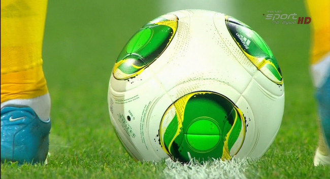 Обои картинки фото спорт, футбол, игра, газон, поле, трава, мяч, ноги, бутсы, гетры