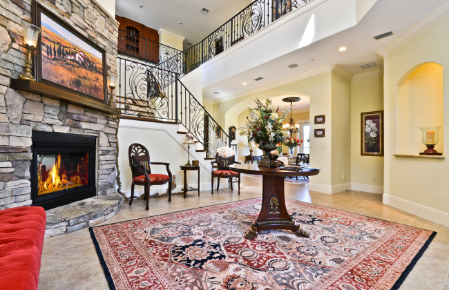 Обои картинки фото интерьер, холлы,  лестницы,  корридоры, букет, камин, ковер