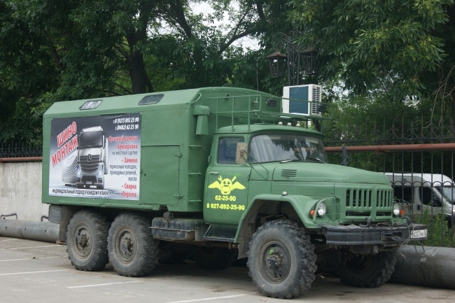 Обои картинки фото кроме кондиционера там еще парктроник,  абс и подушки безопасности , пухоперовые, юмор и приколы, деревья, ограда, автомобили