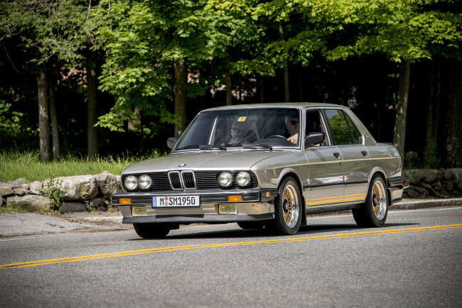 Обои картинки фото bmw m535, автомобили, bmw, выставка, автопробег, автошоу