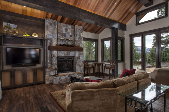 Обои картинки фото интерьер, гостиная, камин, диван