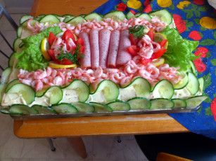 Картинка еда разное закуски креветки огурцы ассорти ветчина