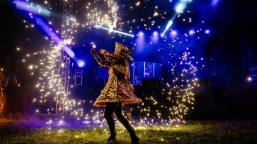 Картинка разное салюты +фейерверки женщина танец фейерверк