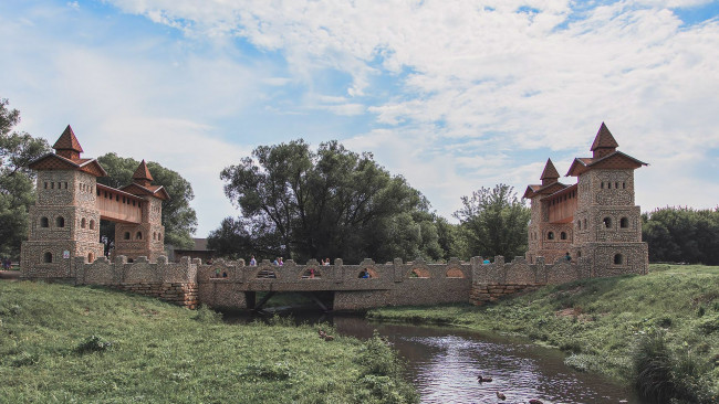 Обои картинки фото города, - здания,  дома, вода, трава, постройка