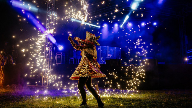 Обои картинки фото разное, салюты,  фейерверки, женщина, танец, фейерверк