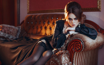 Картинка девушки -unsort+ брюнетки темноволосые взгляд диван темный фон