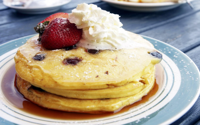 Обои картинки фото еда, блины,  оладьи, сливки, оладьи