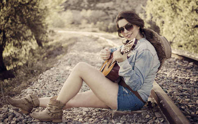 Обои картинки фото музыка, -другое, очки, гитара, девушка, шляпа, рельсы