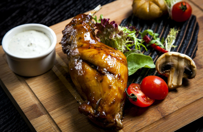Обои картинки фото еда, мясные блюда, курица, соус, томаты, помидоры