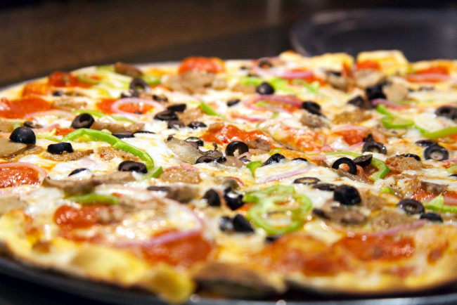 Обои картинки фото еда, пицца, перец, маслины