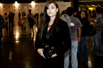 Картинка девушки sasha+grey+ marina+ann+hantzis люди сумка платье брюнетка